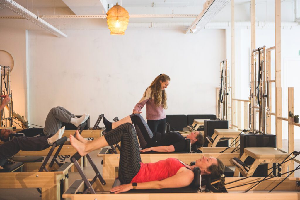 VIRTUAL) Sweat & Flow Matwork Pilates (Props) in Lausanne, VD, CH